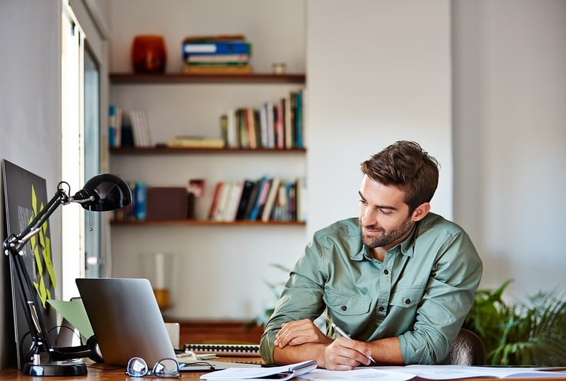 Istock. Мужчина в офисе домашнее. Парень в офисе мечтает. Чтение в офисе. Люди домашний офис.